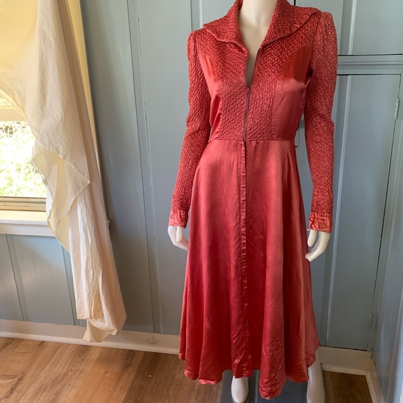 Sold๐Vintage 1930s Zip Front Satin Quilted Dress - Picture 13 of 16